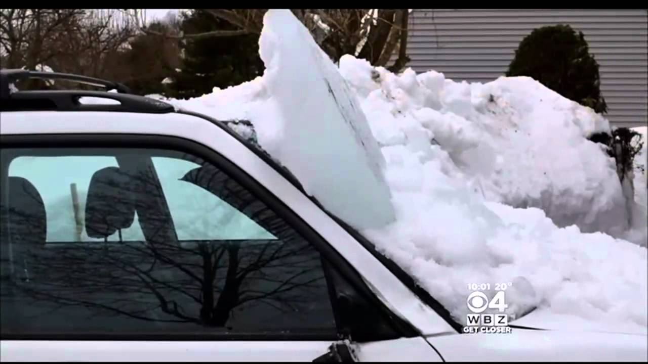 “بالفيديو” شاهد تحطم زجاج سيارة بعد سقوط مفاجئ لكتلة كبيرة من الثلج