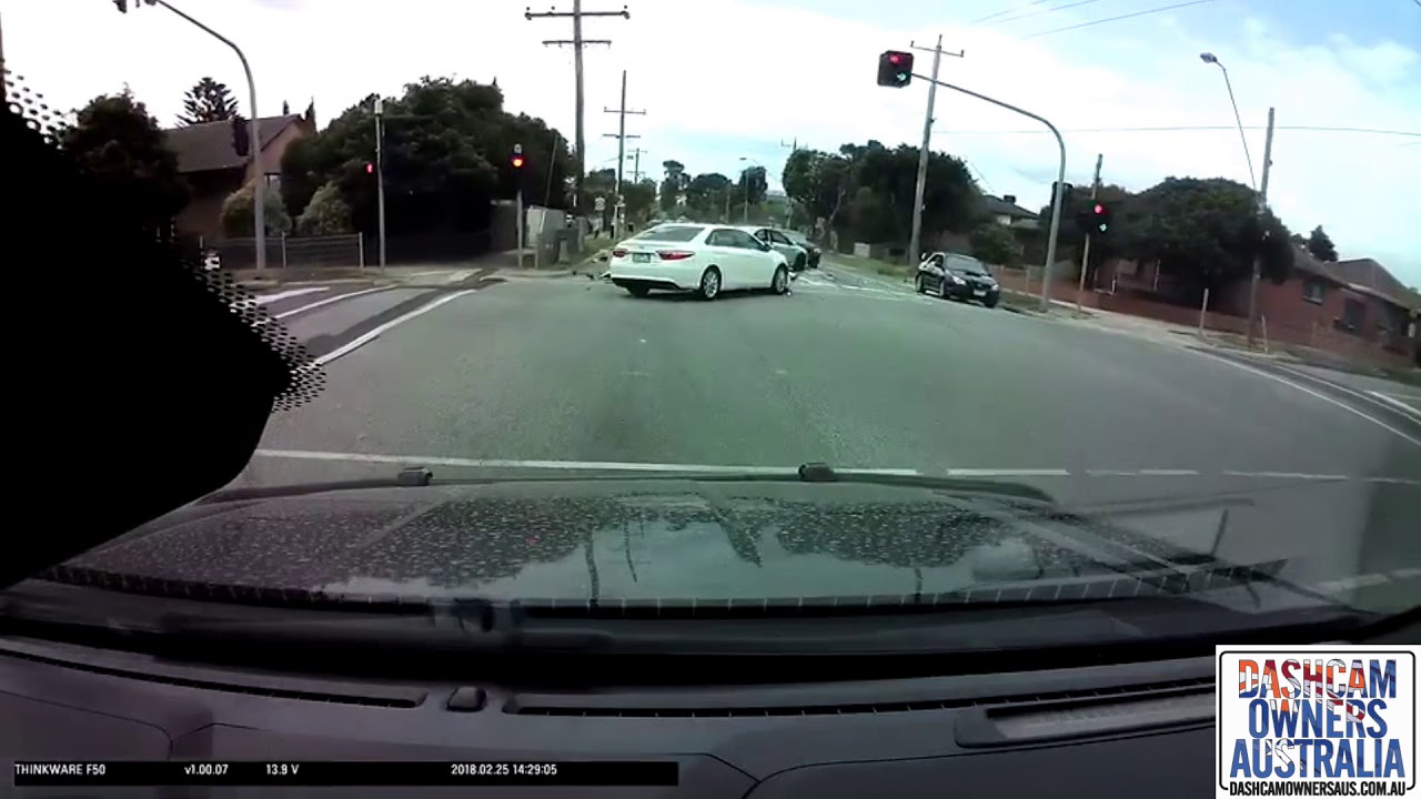 “بالفيديو” شاهد سائق يتسبب في حادث بعد قطعه للإشارة