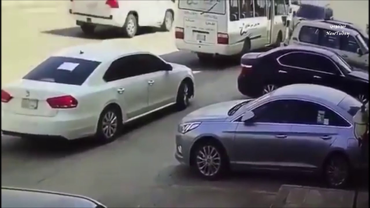 “المرور” يقبض على قائد مركبة جمس الذي عكس السير واصطدم بحافلة