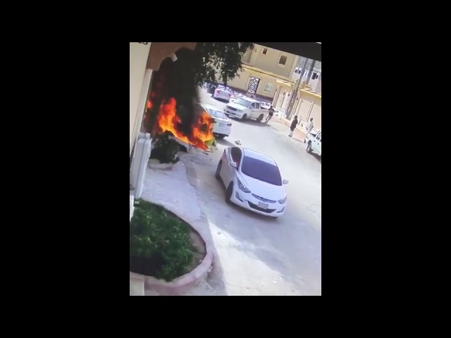 “بالفيديو” شاهد شاب ينقذ سيارة كادت أن تشتعل فيها النيران بالكامل بمحافظة الخرج