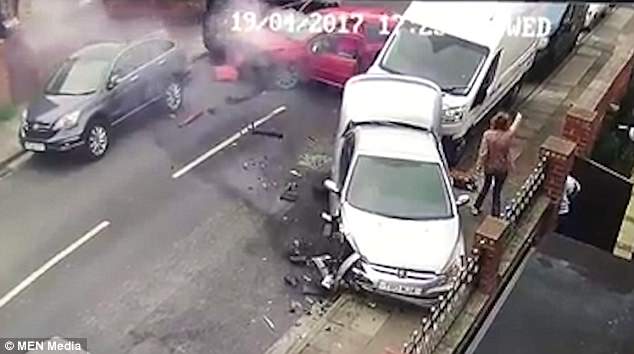 سائق بيجو يصدم 5 سيارات ثم يبلغ الشرطة بأن سيارته مسروقة 16