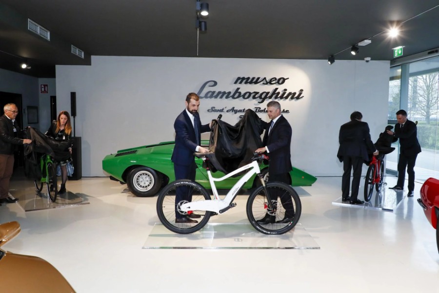 لامبورجيني تكشف عن دراجات هوائية كهربائية في إيطاليا 18