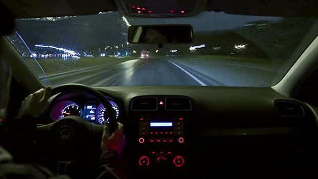 نصائح لقيادة سيارتك بأمان خلال الليل