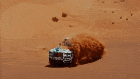 رولز رويس كولينان SUV تواجه الرمال في صحراء الإمارات 1