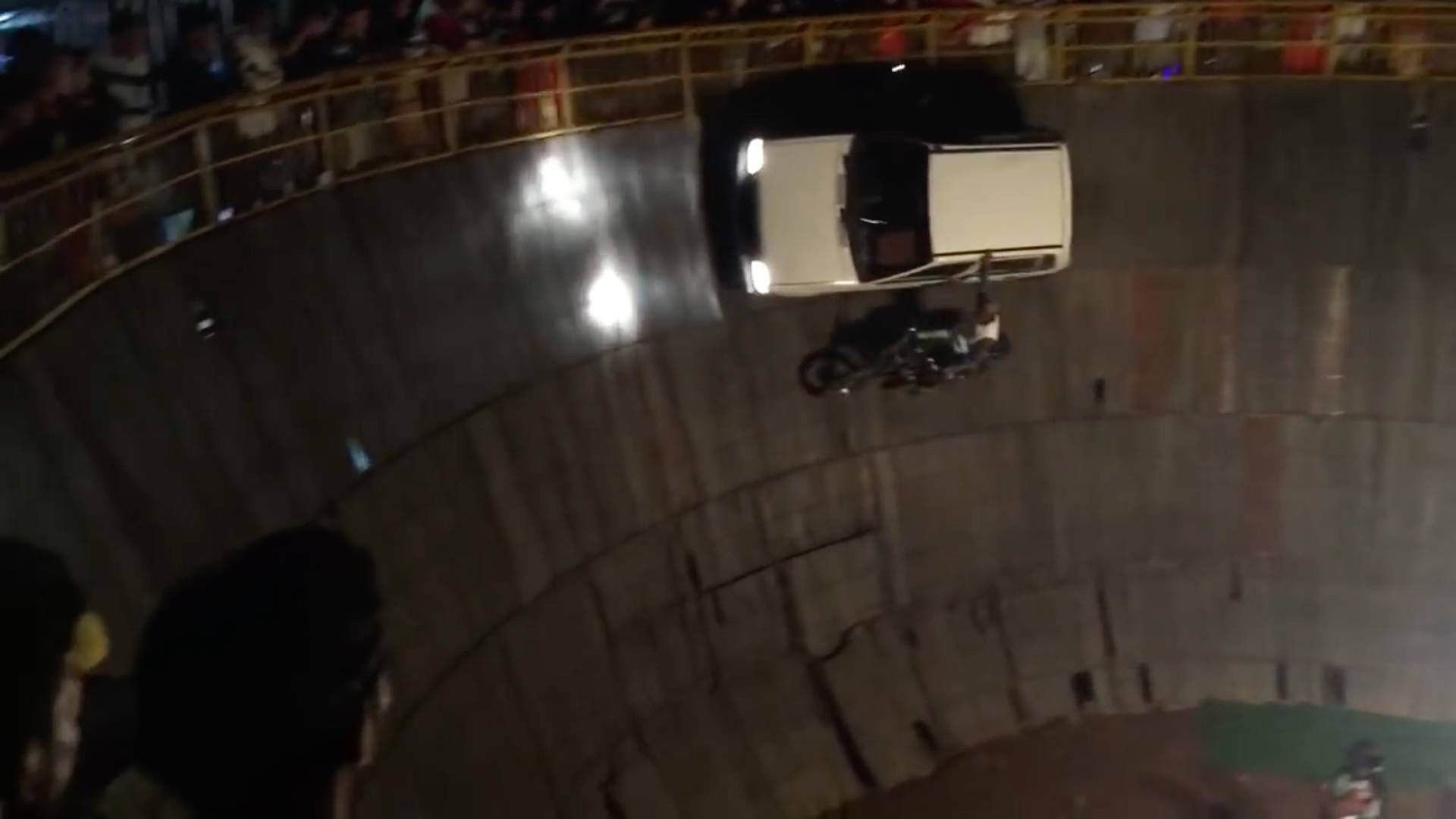 "بالفيديو" سوزوكي والدراجات النارية في سباق على جدار الموت 1