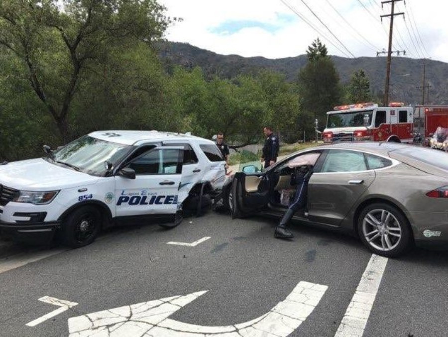 اصطدام تيسلا موديل S بسيارة شرطة أثناء قيادتها نفسها ذاتيا 2