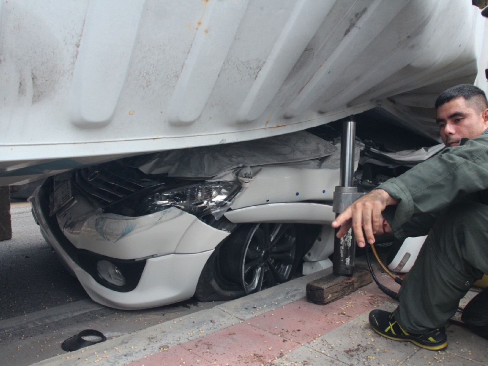 شاحنة تحمل 46 طن فول صويا تدمر سيارة تويوتا في حادثة عنيفة 19