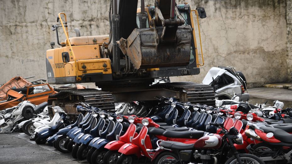 "بالفيديو" تدمير عدد من الدراجات النارية المهربة بحضور الرئيس الفليبيني 5
