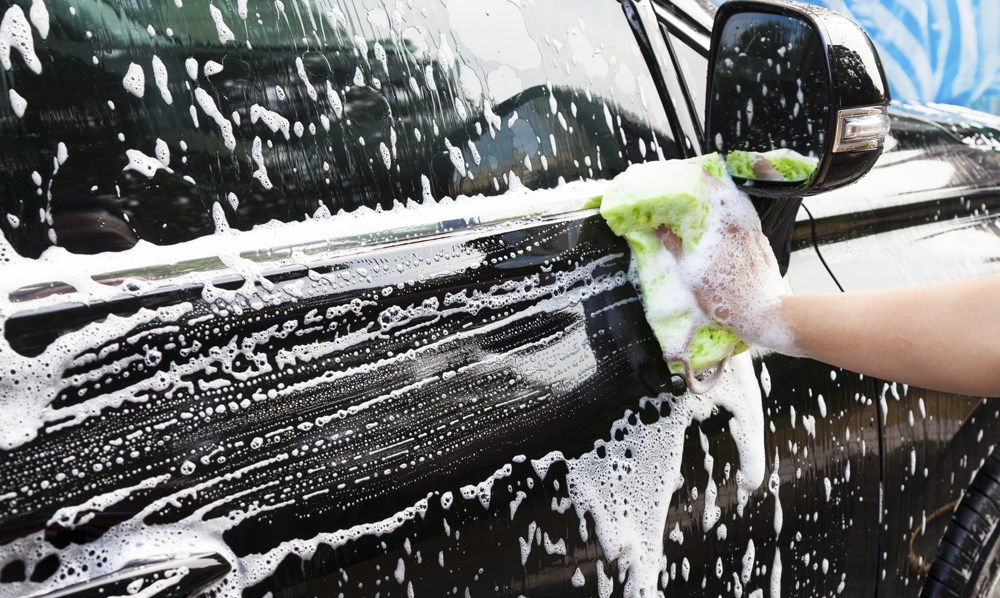خطوات تنظف وإزالة الخدوش من السيارة باستخدام المياه الغازية ومعجون الأسنان