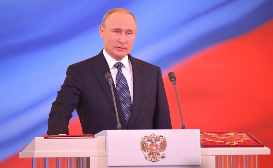 فلاديمير بوتين يكشف عن ليموزين كورتيج الرئاسية في حفل تنصيبه للرئاسة 8