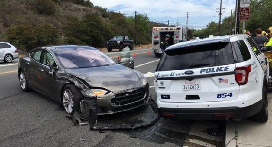 اصطدام تيسلا موديل S بسيارة شرطة أثناء قيادتها نفسها ذاتيا 9