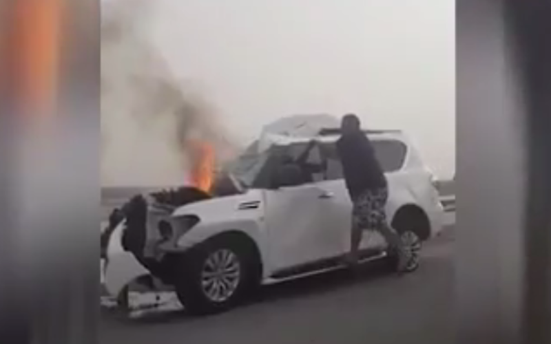 شرطي إماراتي ينقذ سائق من بين السنة النيران المندلعة بسيارته 6