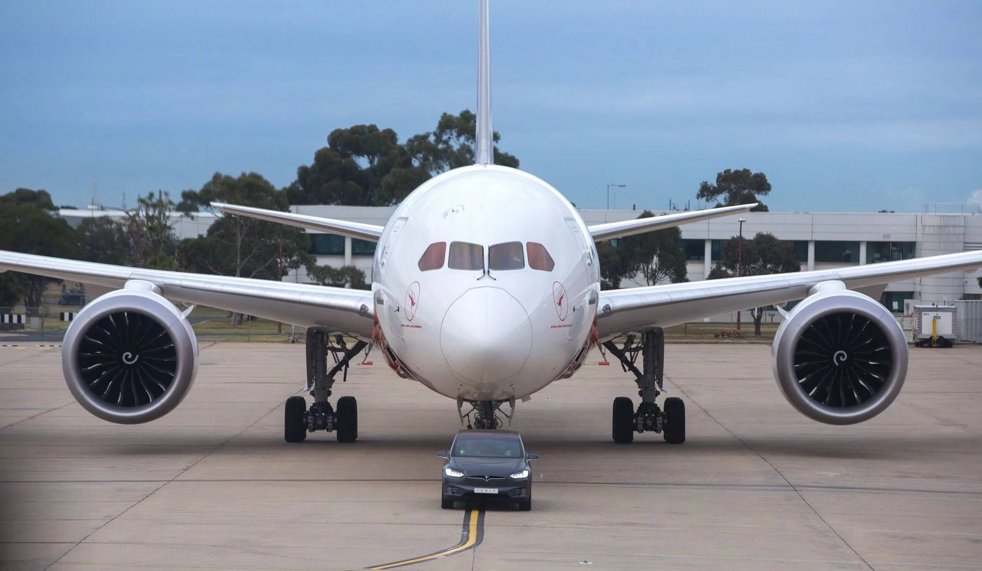 شاهد تيسلا موديل X تسحب طائرة بوينغ عملاقة تزن 130 طن! 9