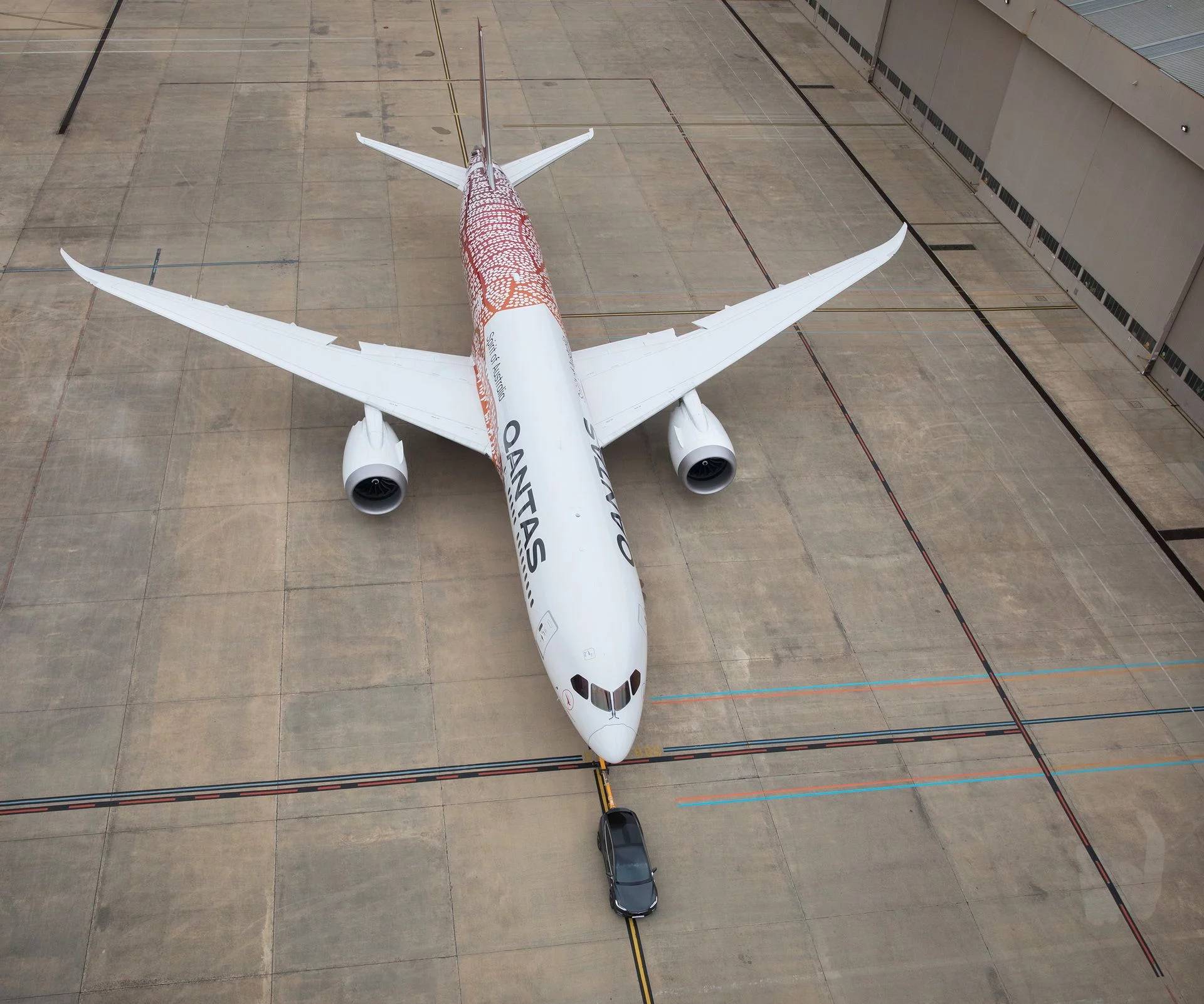 شاهد تيسلا موديل X تسحب طائرة بوينغ عملاقة تزن 130 طن! 7