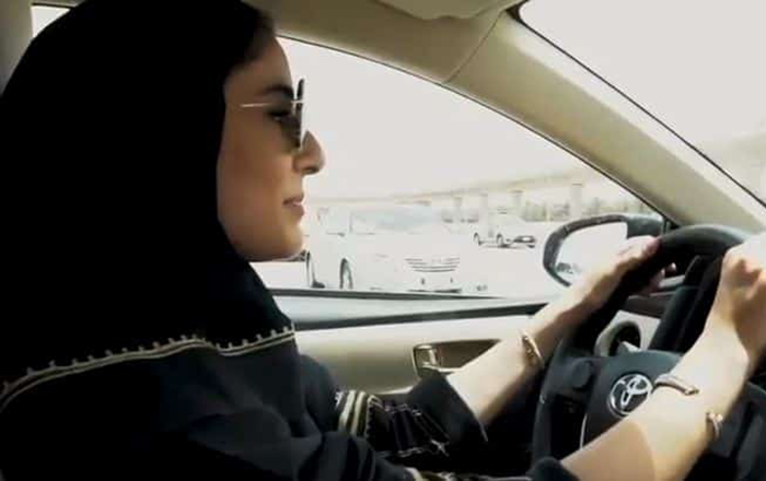 شاهد أول تجربة قيادة لسيدة بعد استلام رخصتها بجامعة الأميرة نورة