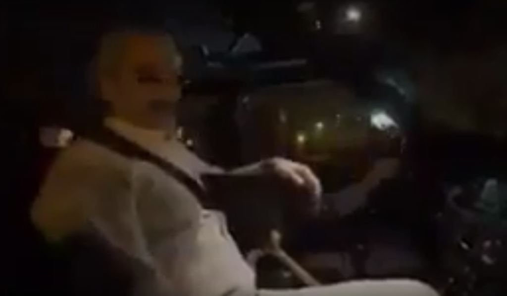 “بالفيديو” الوليد بن طلال يرافق ابنته في أول رحلة لها بقيادة السيارة