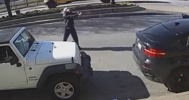 "بالفيديو والصور" لصان حاولا سرقة سيارة ضابط شرطة.. والنتيجة! 11