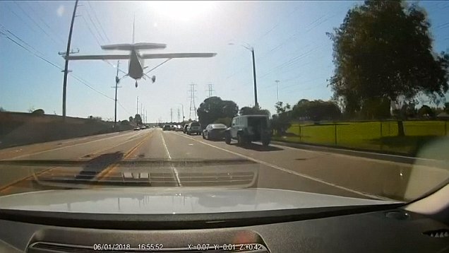 “بالفيديو” طائرة تهبط اضطراريا على الطريق بين السيارات