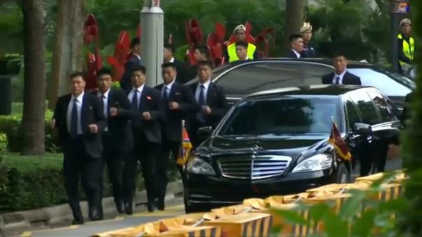 “بالفيديو” حراس زعيم كوريا الشمالية يهرولون خلف سيارته في سنغافورة