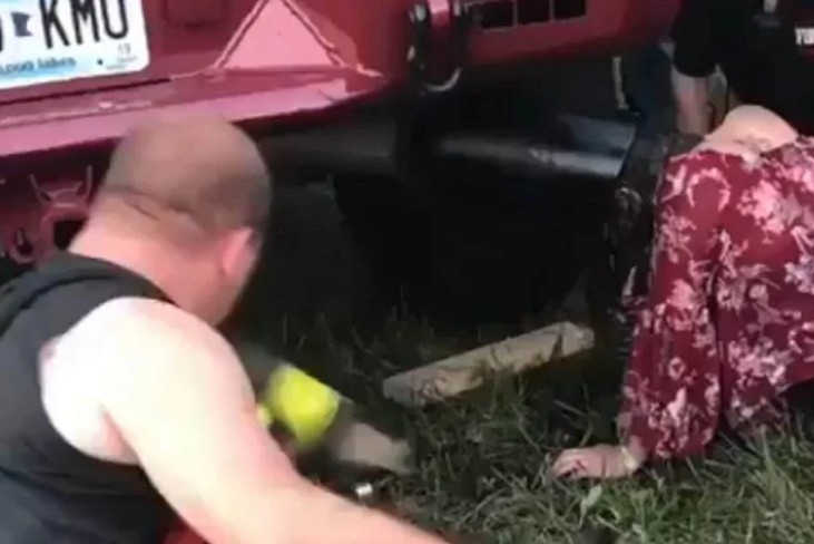 "بالفيديو" مراهقة أمريكية تعلق رأسها في عادم شاحنة ورجال الإطفاء ينقذوها 3