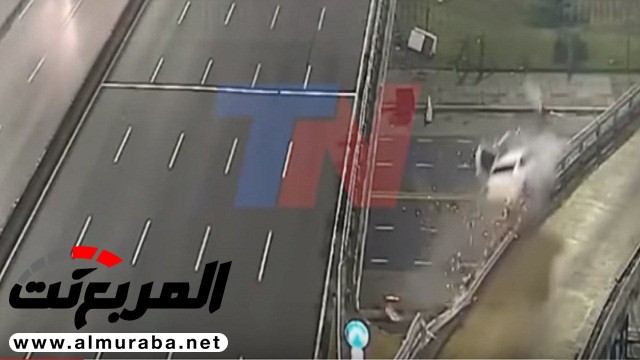 “بالفيديو” السرعة تؤدي إلى سقوط مرعب لسيارة من أعلى جسر بالأرجنتين