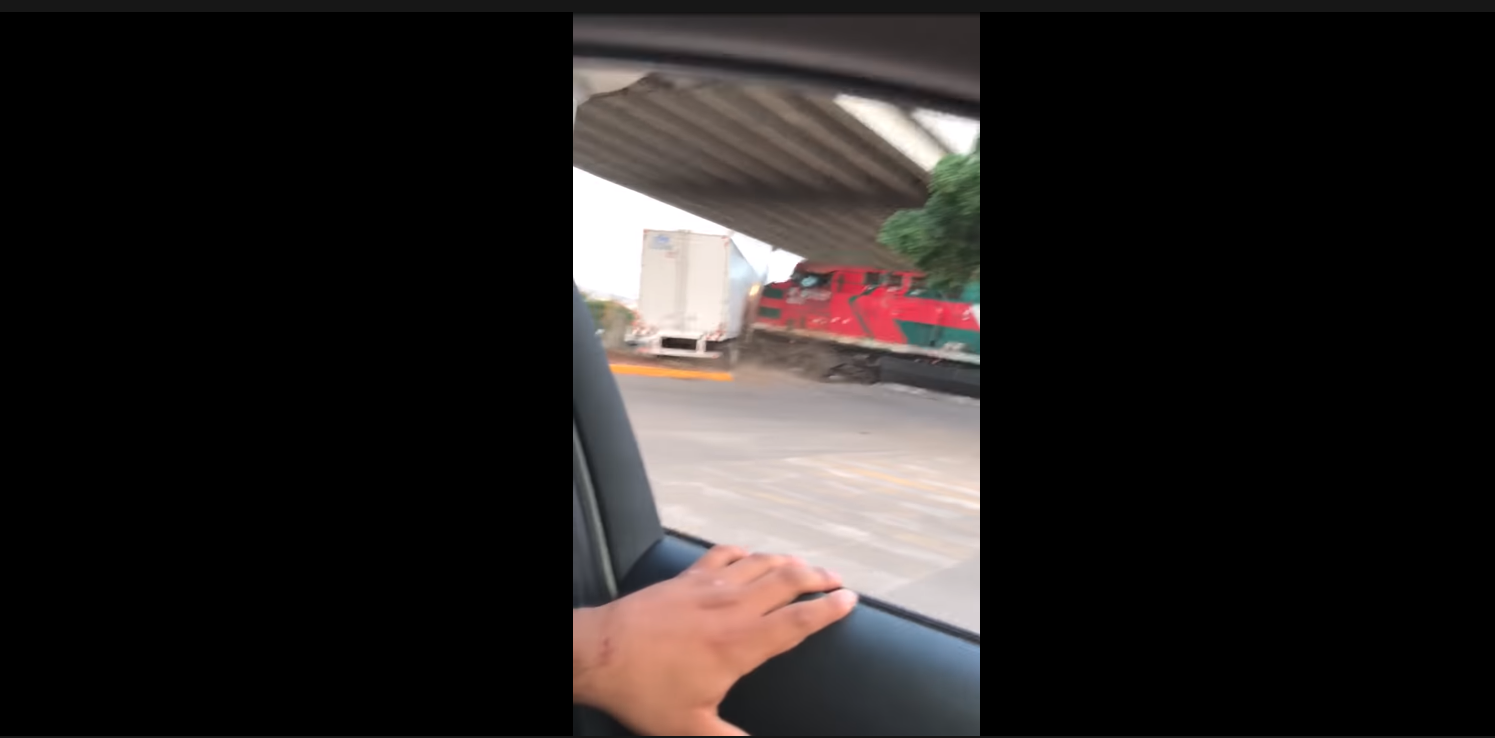 “بالفيديو” اصطدام قطار شحن بمقطورة ضخمة