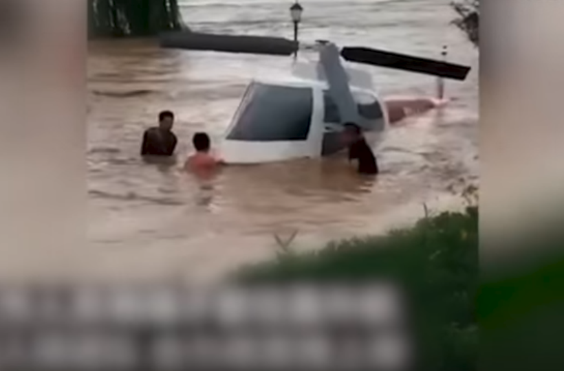 "بالفيديو" انقاذ طائرة مروحية بعد غرقها بالصين 1