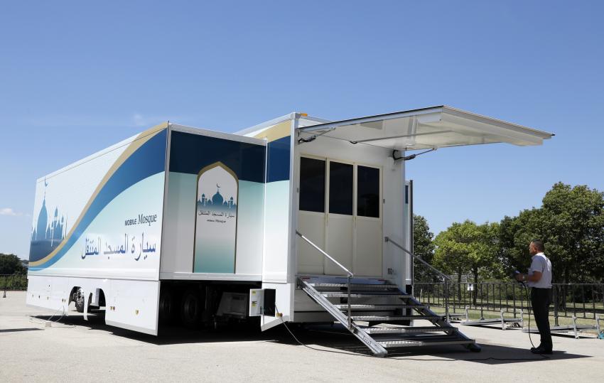 "تقرير" شاهد سيارة المسجد المتنقل الذي طورته اليابان للترحيب بالمسلمين في أولمبياد 2020 4