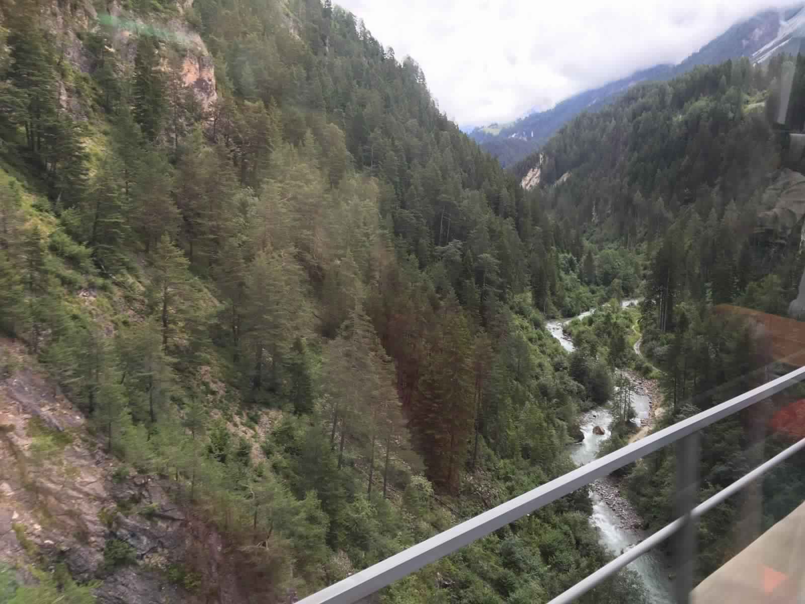 "بالصور" جولة مع قطار جلاسير إكسبريس عبر جبال اﻷلب السويسرية 32