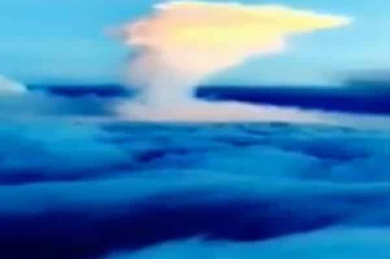 “بالفيديو” سماء أبها تظهر في مشهد مهيب أثناء هبوط طائرة