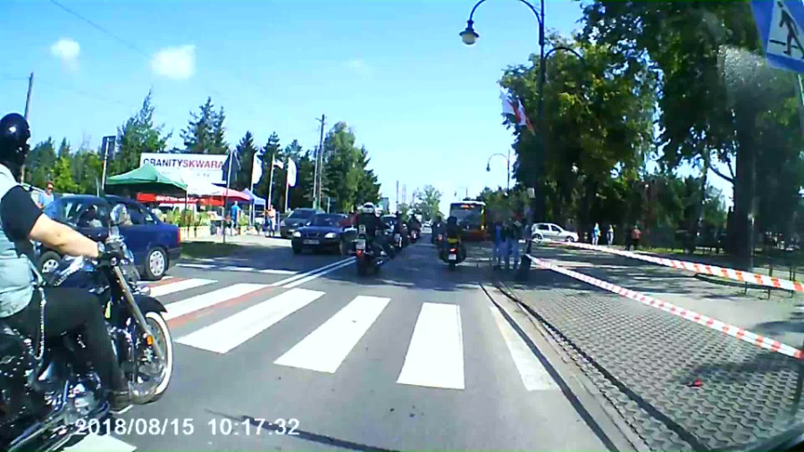 “بالفيديو” حصان يلاحق سائقي دراجات نارية ويصيب أحدهم
