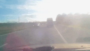 “بالفيديو” اصطدام سيارة بعد نوم السائق أثناء قيادتها