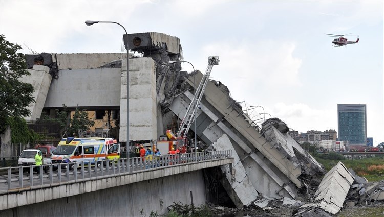 "بالصور" 39 قتيلا حصيلة ضحايا انهيار جسر جنوة الإيطالي 17