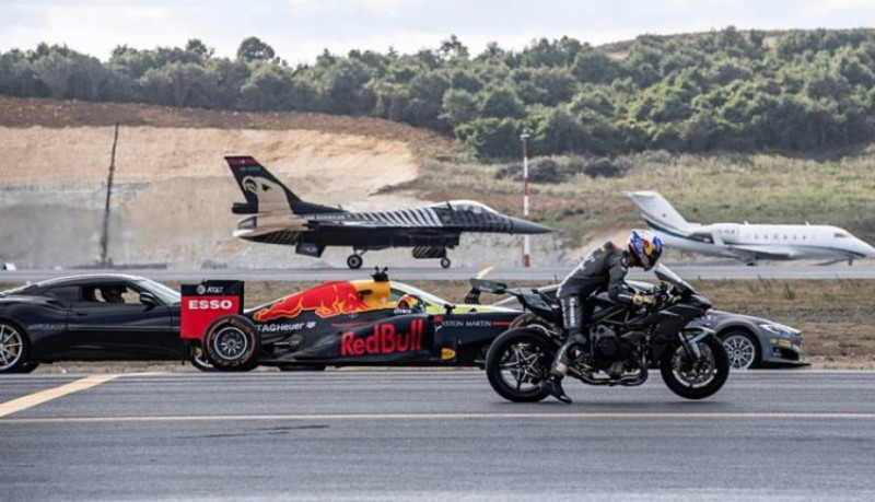 "بالفيديو" دراجة نارية تسابق طائرة F16 وسيارة فورمولا 1 في إسطنبول 1