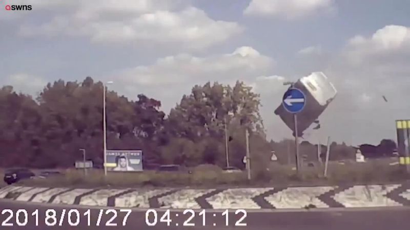 “بالفيديو” لحظة طيران سيارة في الهواء بعد اصطدامها بحاجز طريق