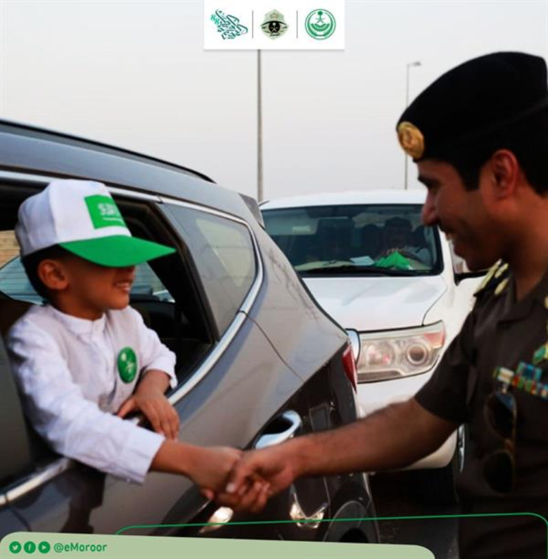“بالصور” المرور السعودي يشارك المواطنين الاحتفال باليوم الوطني 88