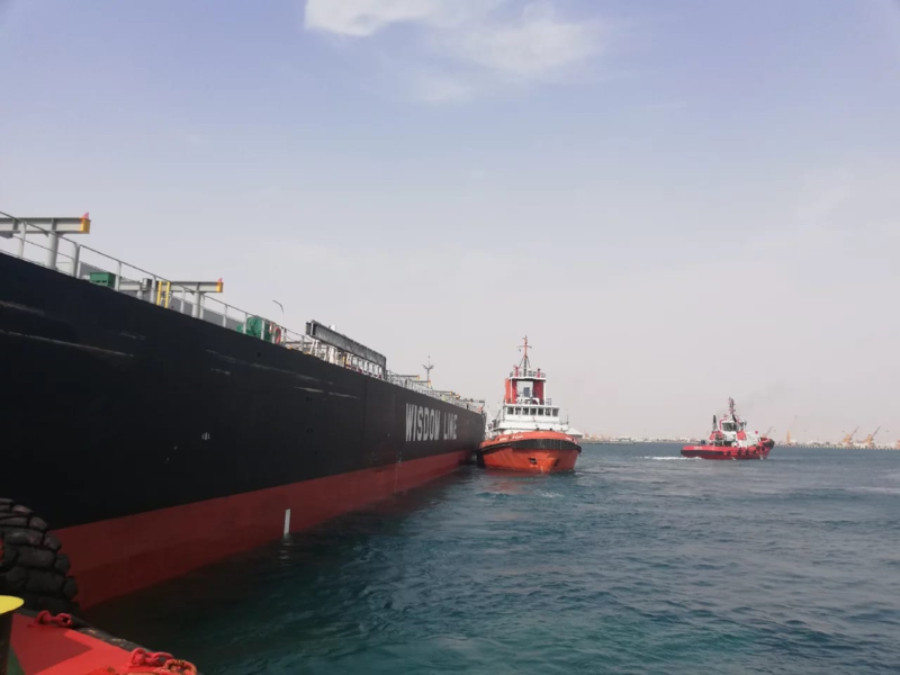 “بالصور” سحب سفينة تحمل 66 ألف طن إلى ميناء ينبع بعد تعرضها لحادث