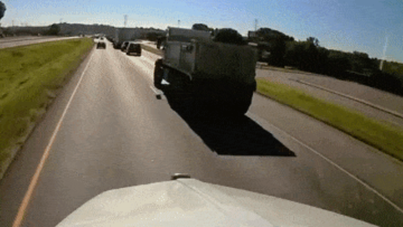 “بالفيديو” شاحنة تتسبب في حادث مريع وتصطدم بعدة سيارات