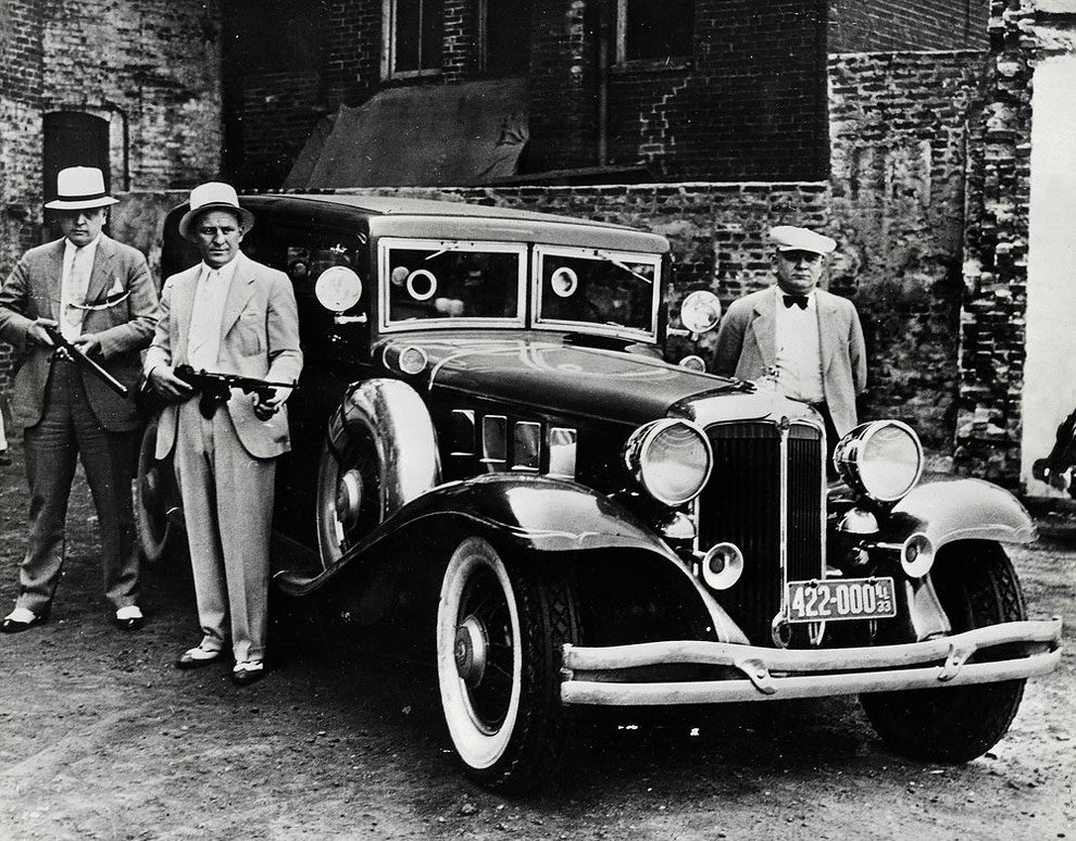 "بالصور" أول سيارة كاديلاك مصفحة بالتاريخ والتي امتلكها آل كابوني زعيم العصابات الأمريكية 1