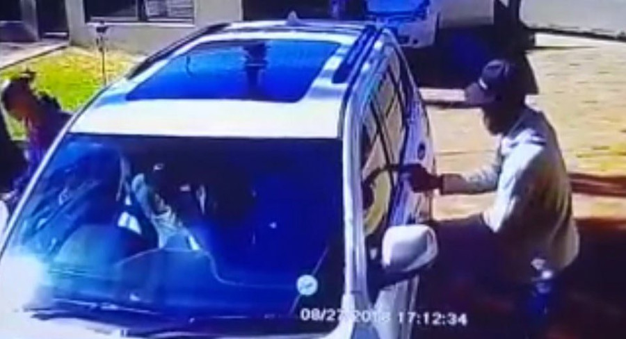 “بالفيديو” نهاية غير متوقعة لمحاولة سرقة سيارة بجنوب أفريقيا