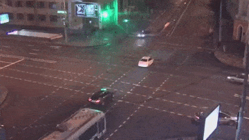 “بالفيديو” سيارة مازدا تنزلق بمترو الأنفاق بعد حادث تصادم عنيف