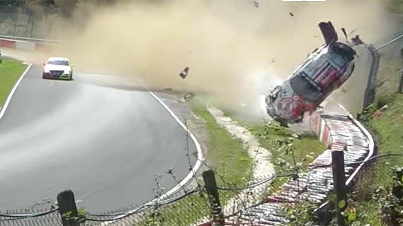 "بالفيديو" بورش 911 GT3 تنقلب 10 مرات بحادث مروّع 1