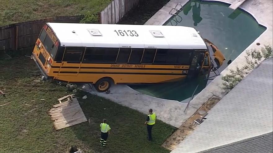 “بالفيديو” حافلة مدرسية تنزلق في حمام سباحة