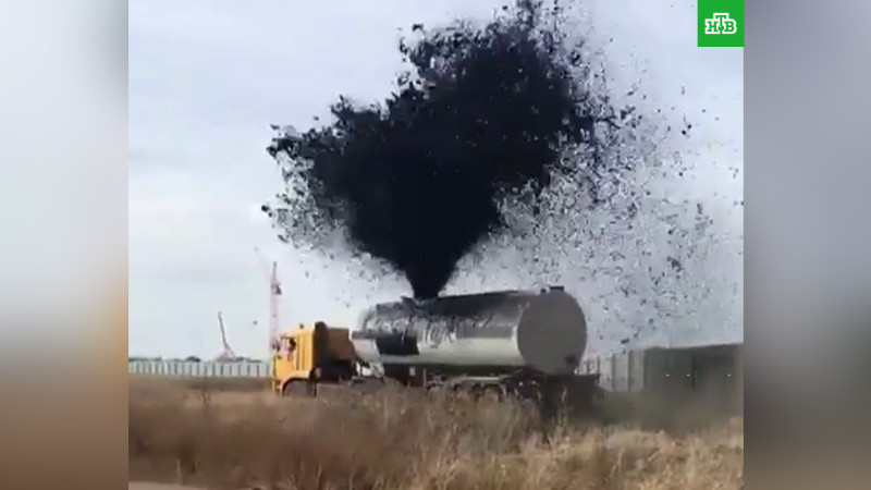 "بالفيديو" نافورة من النفط تتسرب من شاحنة 2