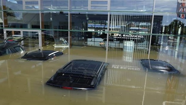 هكذا تنقذ سيارتك من التلف بعد غرقها في مياه الأمطار 1