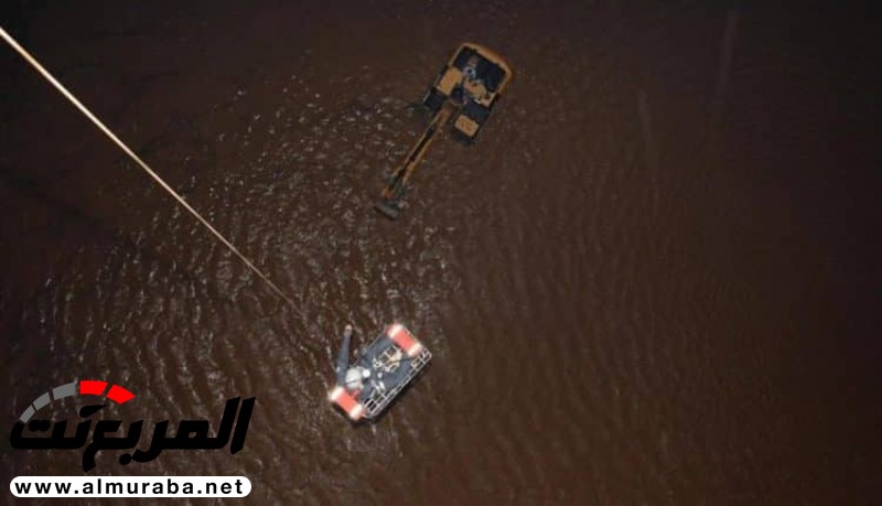 "بالصور" الطيران المدني ينقذ 3 عمال احتجزتهم السيول في وادي الليث 5