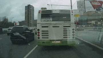 “بالفيديو” سائق مرسيدس متهور يصطدم بحافلة ركاب وإشارة طريق