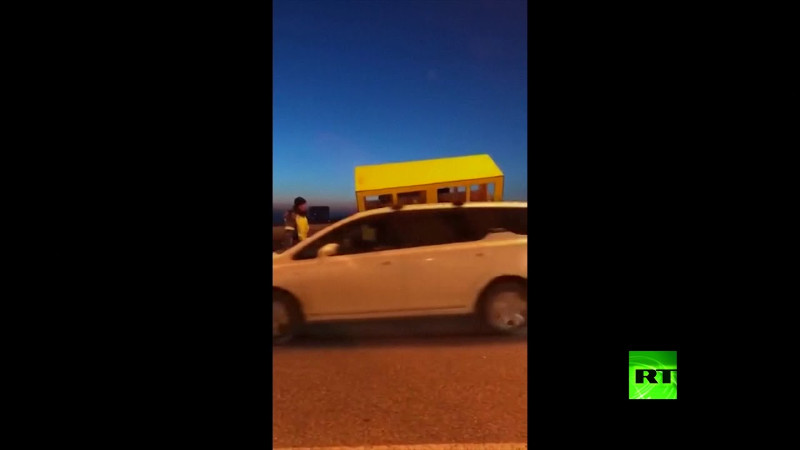 “بالفيديو” شباب يتنكر على شكل حافلة لعبور جسر محظور على المشاة