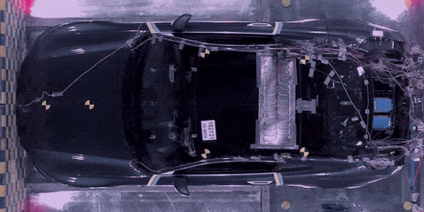 “بالفيديو” لماذا تم تثبيت متفجرات على سقف بولستار 1 أثناء اختبار التصادم؟