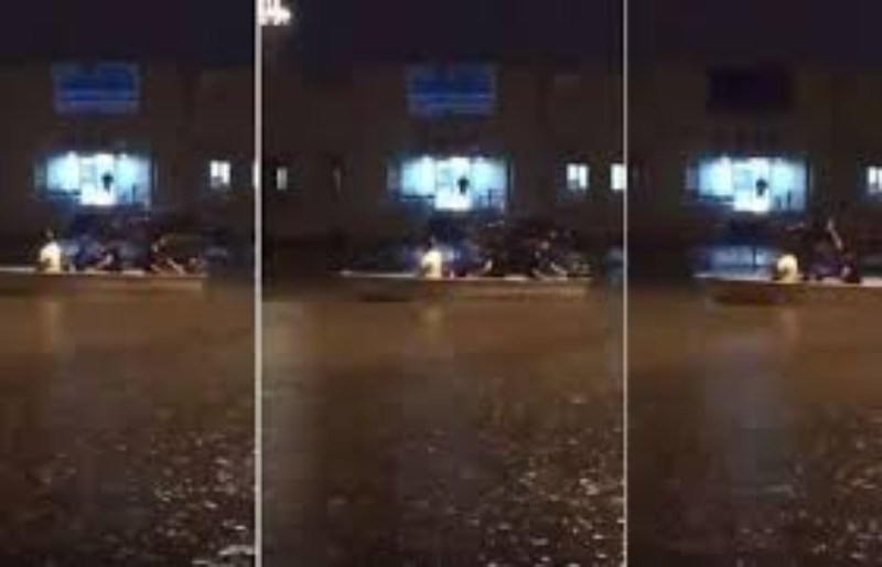 "بالفيديو" الأمطار تجبر كويتيين على استخدام قارب للتنقل في الشوارع 1